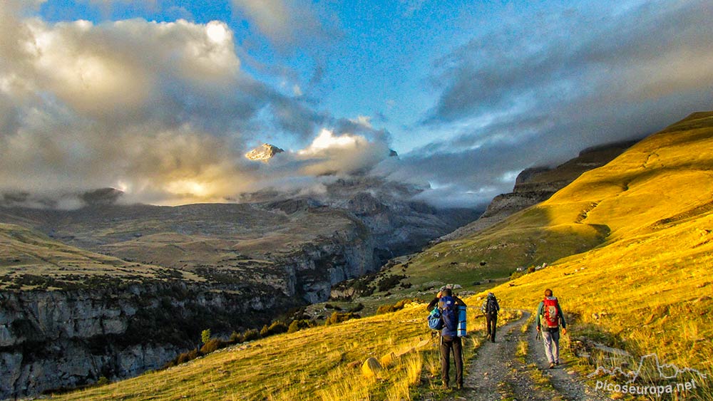 Foto: Recorriendo la parte superior del Cañon de Añisclo por su lado Este, Pirineos de Huesca, Aragón, España