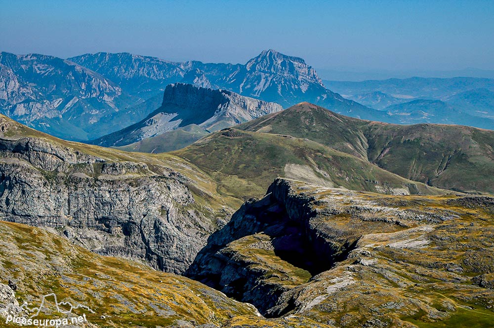 Foto: Peña Montañesa y Castillo Mayor desde el borde superior Oeste del Cañon de Añisclo, Pirineos de Huesca, Aragon, Parque Nacional de Ordesa y Monte Perdido