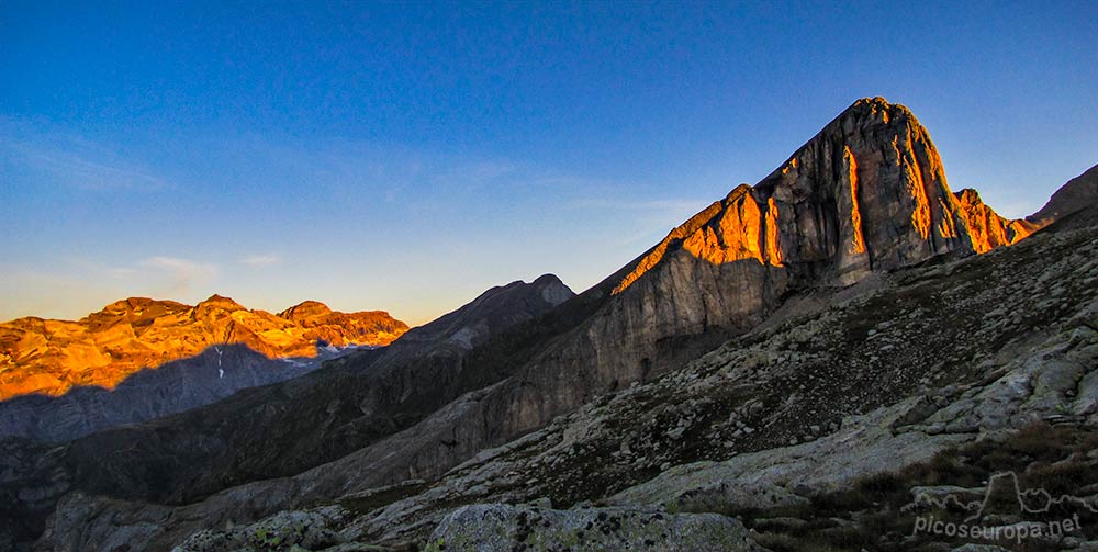 Las Tres Sorores al fondo y en primer plano el Pico Robiñera, Pirineos de Huesca, Aragon, Parque Nacional de Ordesa y Monte Perdido