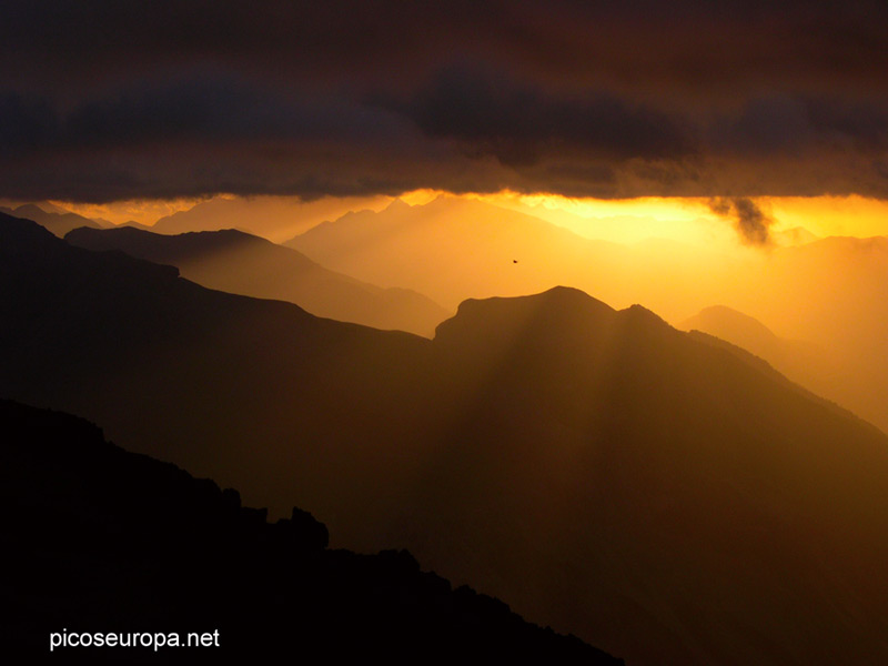 Amanecer desde el Balcon de Pineta, Pirineos de Huesca, Aragon, Parque Nacional de Ordesa y Monte Perdido