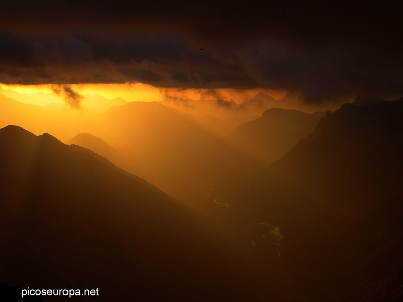 Amanecer desde el Balcon de Pineta, Pirineos de Huesca, Aragon, Parque Nacional Ordesa y Monte Perdido