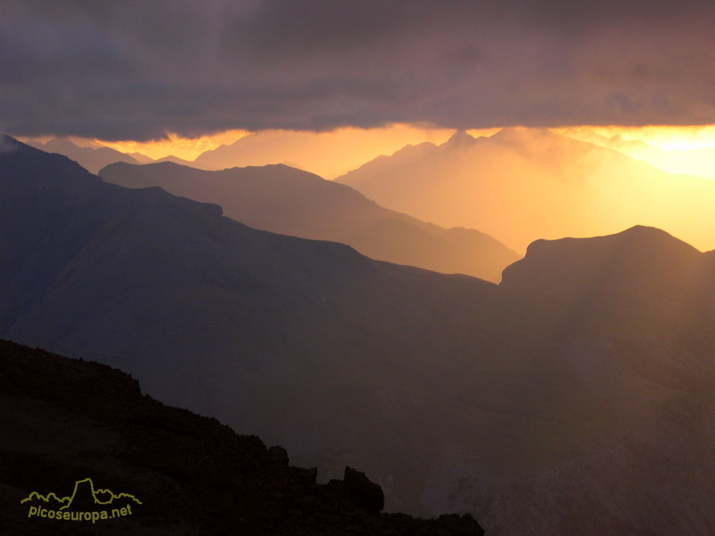 Amanecer desde la subida al Balcon de Pineta, Pirineos de Huesca, Aragon, Parque Nacional Ordesa y Monte Perdido