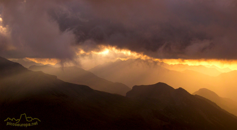 Amanecer desde la subida al Balcon de Pineta, Pirineos de Huesca, Aragon, Parque Nacional Ordesa y Monte Perdido