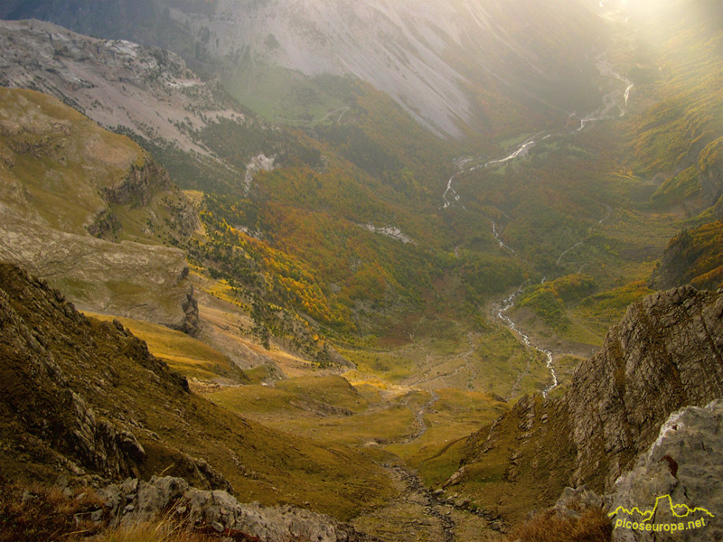 Valle de Pineta desde la subida al Balcon de Pineta, Pirineos de Huesca, Aragon, Parque Nacional Ordesa y Monte Perdido