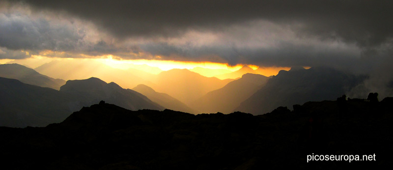 Amanecer desde el Balcon de Pineta, al fondo el Valle de Pineta, Pirineos de Huesca, Aragon, Parque Nacional de Ordesa y Monte Perdido