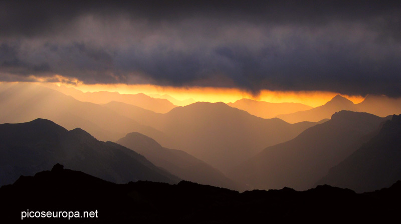 Amanecer desde el Balcon de Pineta, Pirineos de Huesca, Aragon, Parque Nacional de Ordesa y Monte Perdido