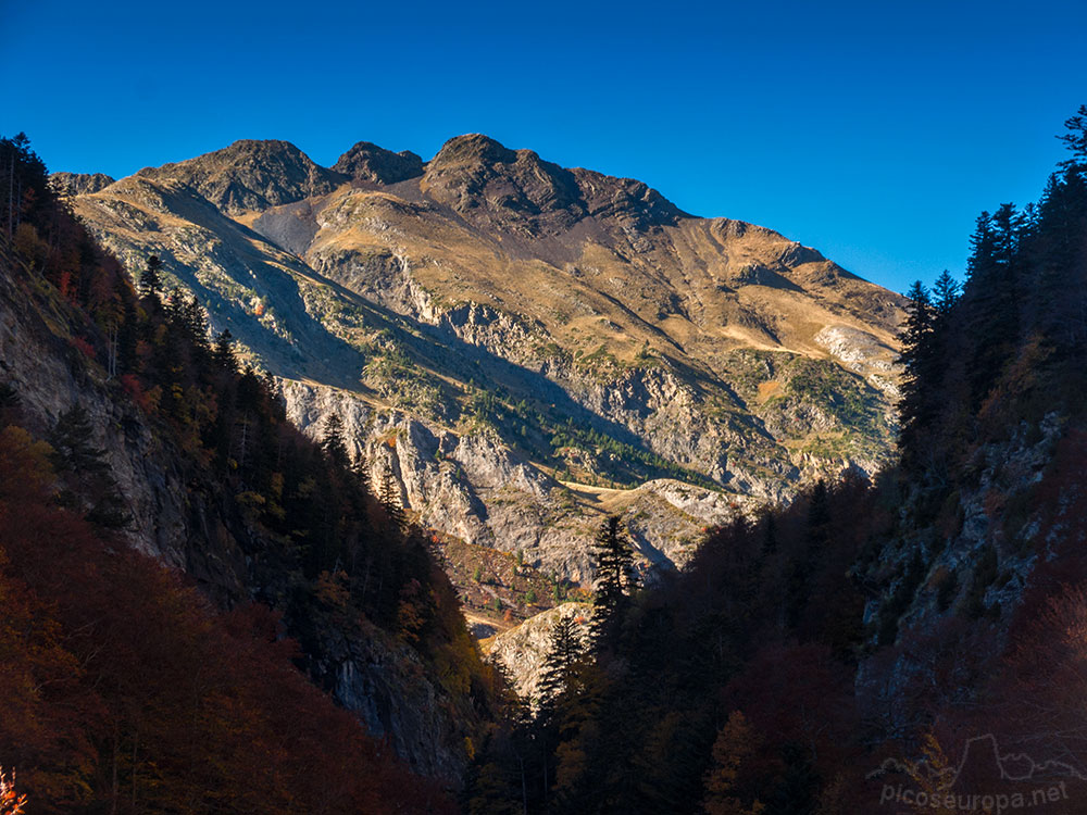 San Nicolas de Bujaruelo y el Valle del réo Ara, Ordesa, Pirineos de Huesca, Aragón.