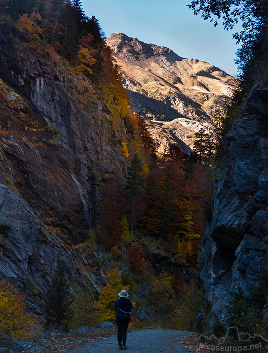 San Nicolas de Bujaruelo y el Valle del réo Ara, Ordesa, Pirineos de Huesca, Aragón.