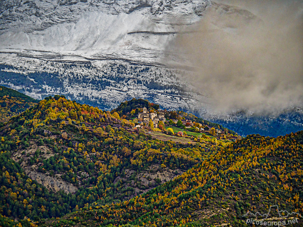 Foto: Pueblo de Puertolas con la Sierra Sucas por detrás, Pirineos de Huesca, Aragón, España