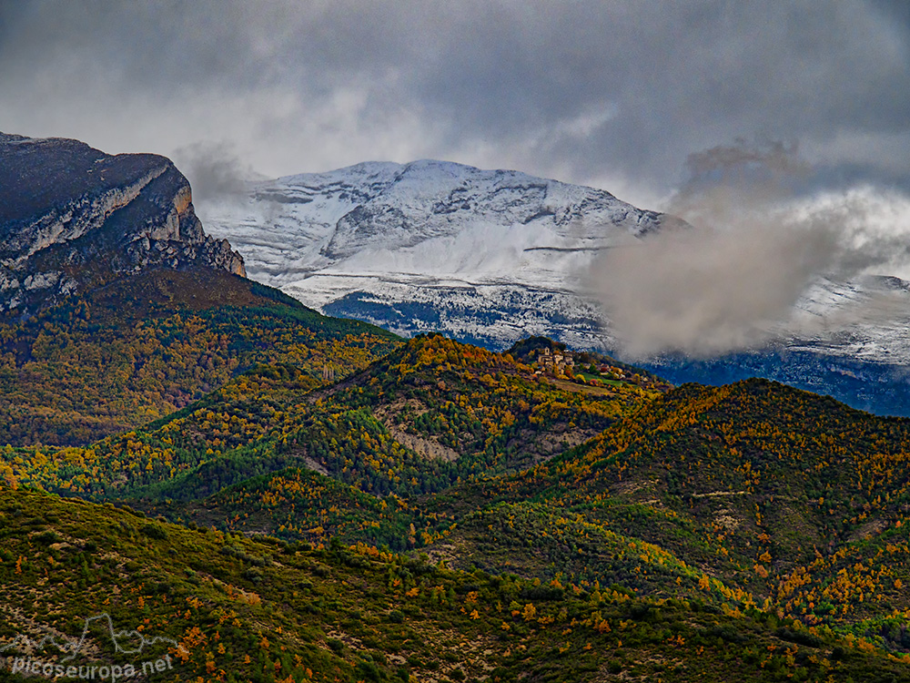 Foto: Pueblo de Puertolas con la Sierra Sucas por detrás, Pirineos de Huesca, Aragón, España