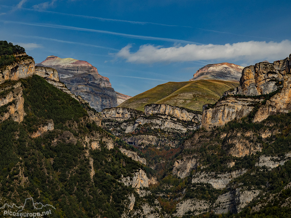 Foto: Al fondo Punta de las Olas y Pico de Añisclo desde el Mirador de Añisclo, Pirineos de Huesca, Aragón, España