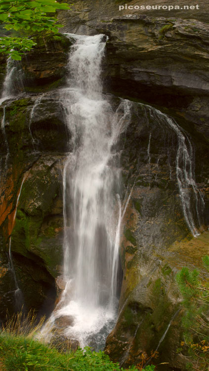 Foto: La misma Cascada del Estrecho desde un mirador situado un poco más arriba